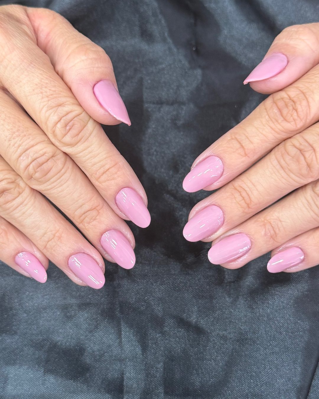 Unhas amendoadas com esmaltação rosa feitas no Stefany Concept
