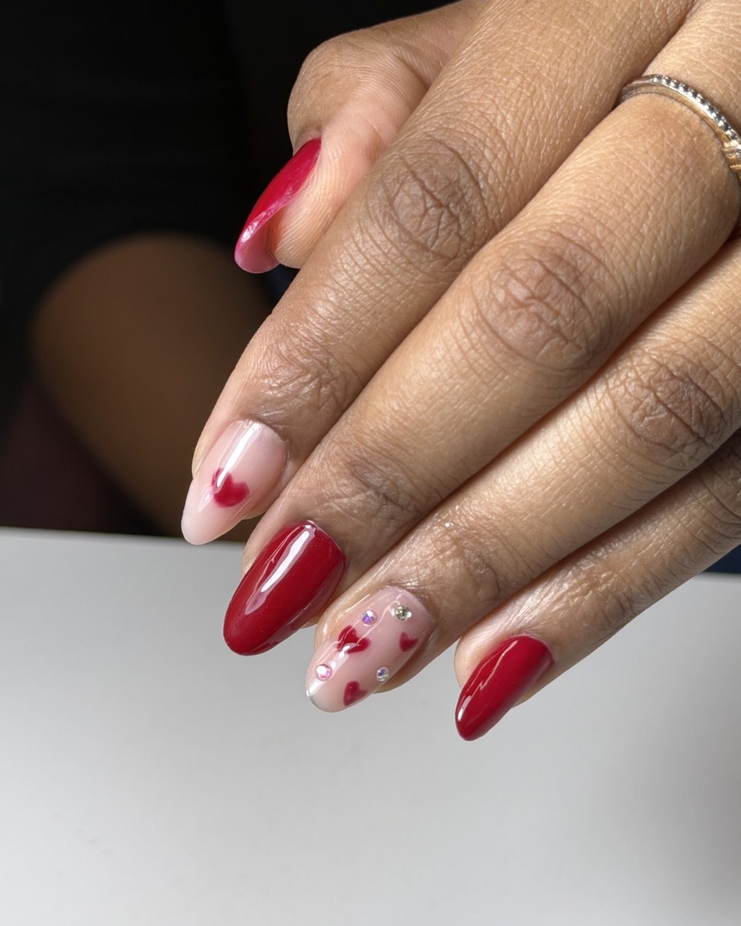 Unhas vermelhas com nail art de corações feitas no Stefany Concept