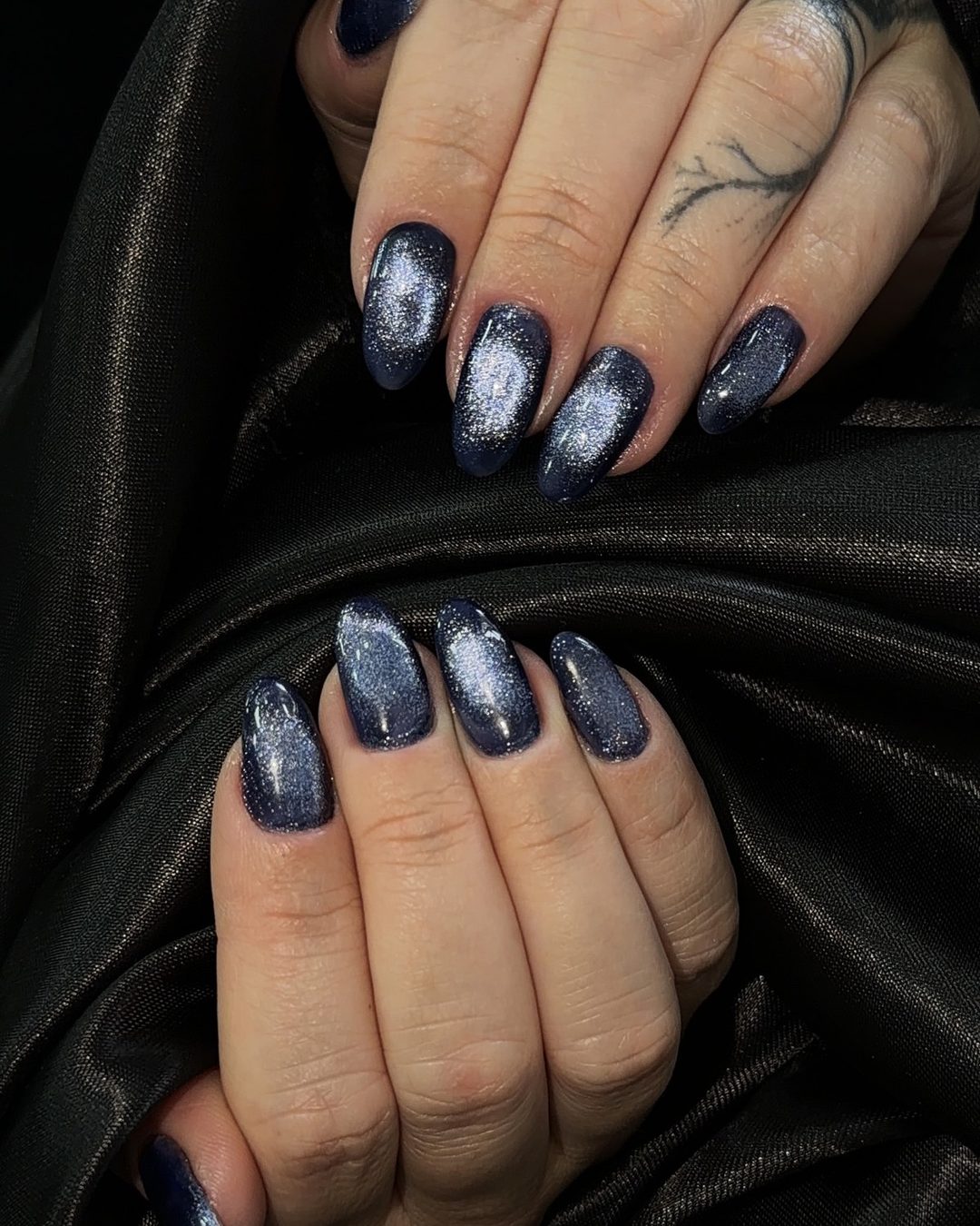 Unhas com efeito gel azul brilhante feitas no Stefany Concept