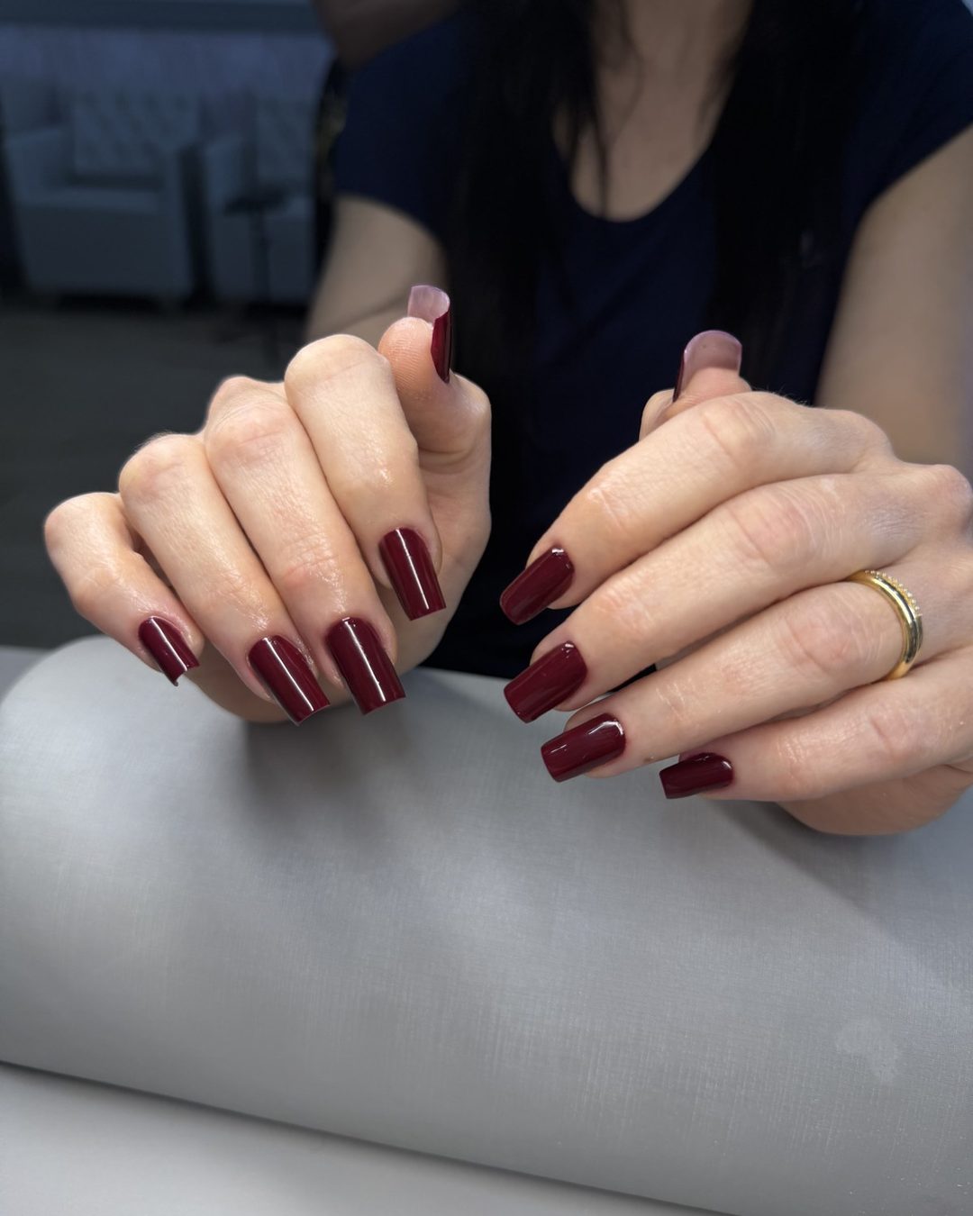 Unhas com esmaltação bordô no salão Stefany Concept